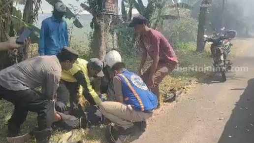 Sejumlah relawan mengevakuasi korban ke mobil Polsek Dlanggu. [Foto : ist]