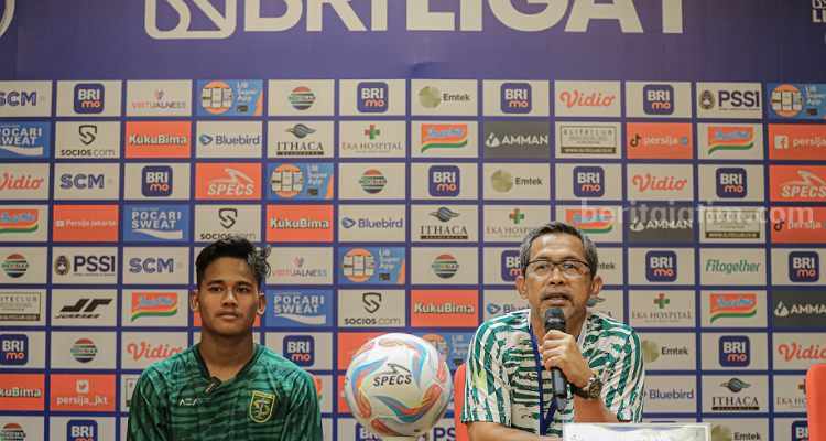 Pelatih Persebaya Waspadai Kolektifitas Persija Meski Pincang Aji Santoso dan Toni Firmansyah dalam konferensi pers di Jakarta. (Way)