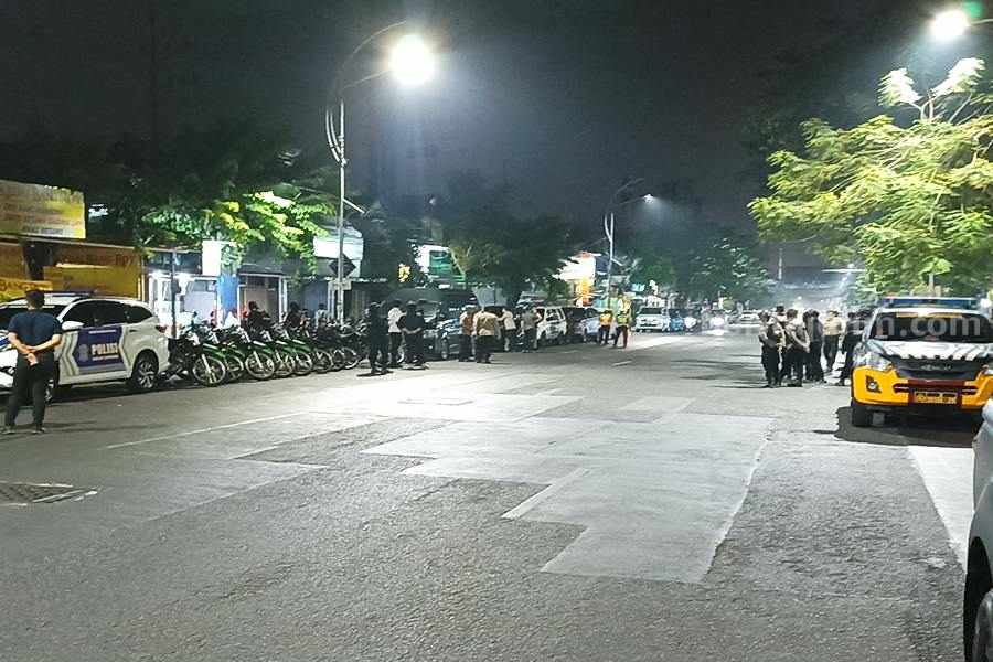 Petugas kepolisian saat melakukan operasi pesilat di Jalan Embong Malang, Sabtu (29/07/2023) dini hari. (Foto/Anggadia)