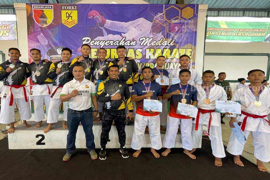 Kejuaraan Karate Piala Pangdam V Brawijaya 2023: Kontingen Bhayangkara Rebut 11 Medali Para pemenang, tim pelatih dan official dari kontingen Bhayangkara di kejuaraan Karate Piala Pangdam V Brawijaya 2023. (Foto/Anggadia).