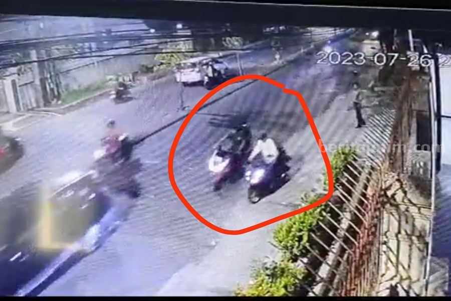 Tiga pelaku saat mendorong motor Honda Vario 160 milik Fajar di Jalan Sukomanunggal, Selasa (25/07/2023) kemarin. (Foto/ist).