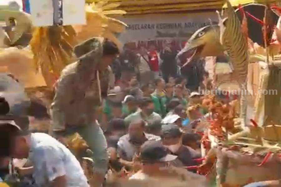 Kegiatan sedekah bumi di Kecamatan Prigen Pasuruan.