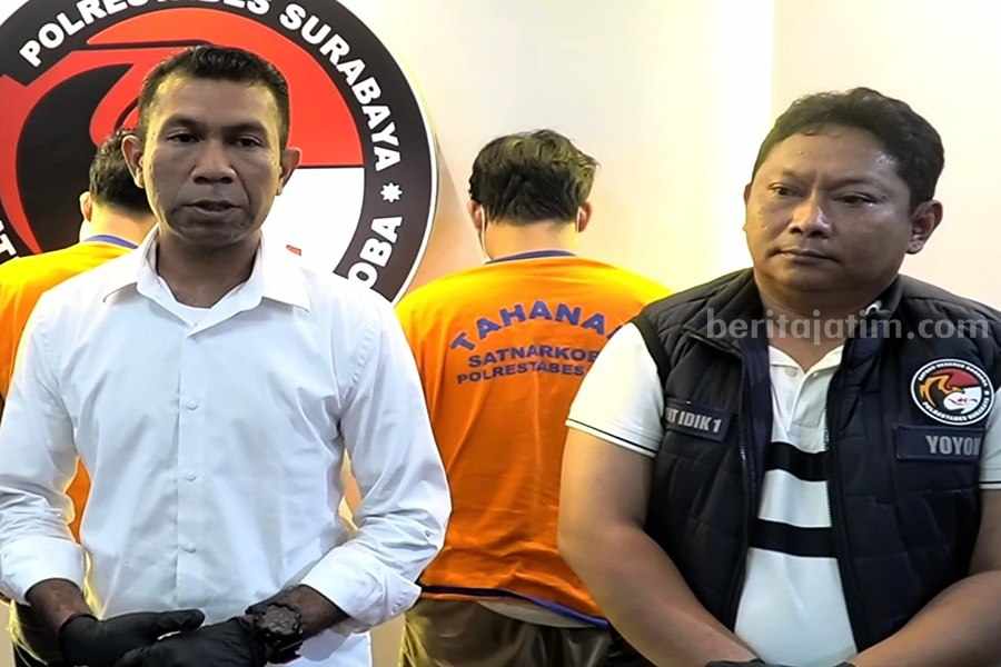 Kompol Fadillah (kiri) beserta dengan Iptu Yoyok (kanan) saat rilis di gedung Satres narkoba Polrestabes Surabaya beberapa waktu lalu. (Foto/Anggadia).