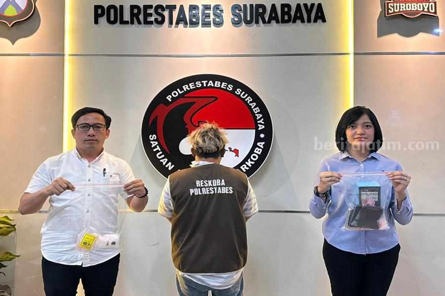 MZ diapit oleh petugas Satres Narkoba Polrestabes Surabaya. (Foto/ist).