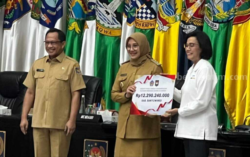 Berhasil Tekan Inflasi, Banyuwangi Dapat Dana Insentif Rp. 12,29 Miliar Menteri Keuangan RI, Sri Mulyani saat menyerahkan DIFK kepada Bupati Banyuwangi Ipuk Fiestiandani di Jakarta