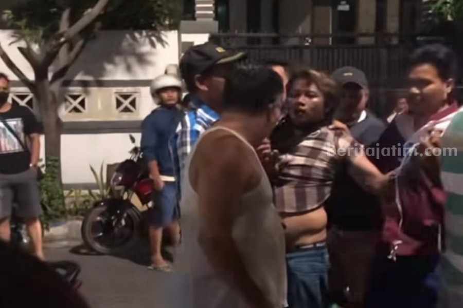 Dua Bandit Curanmor Surabaya Diikat ke Tiang Listrik Karang Empat Salah satu bandit curanmor yang ditangkap warga di Karang Empat, Minggu (30/07/2023). (Foto/ist).
