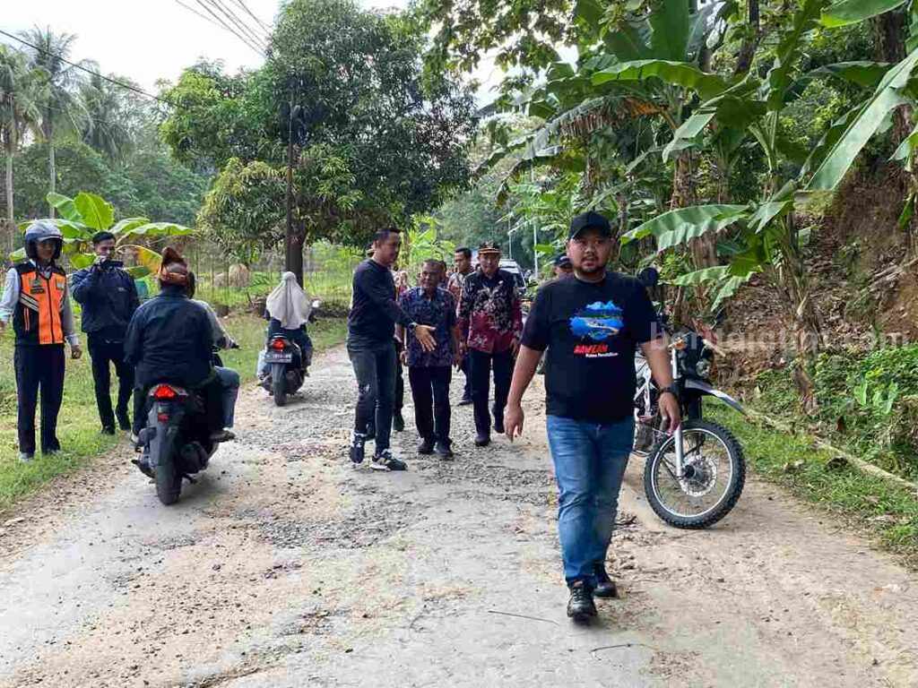 Bupati Gresik Fandi Akhmad Yani (kaos hitam) saat mengecek jalan lingkar di Pulau Bawean