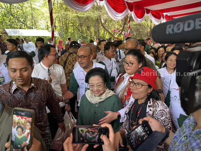 Resmikan Kebun Mangrove Surabaya, Megawati Ungkap Manfaatnya Ketua Dewan Pengarah Badan Riset dan Inovasi Nasional (BRIN) Prof. Dr. (HC) Megawati Soekarnoputri saat meresmikan Kebun Raya Mangrove Surabaya.