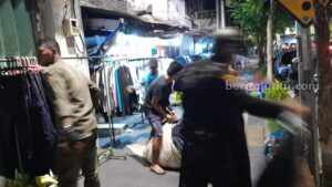 Satpol PP Kota Surabaya menertibkan pedagang pakaian bekas di Jalan Ngaglik pada Rabu (26/7/2023) malam.