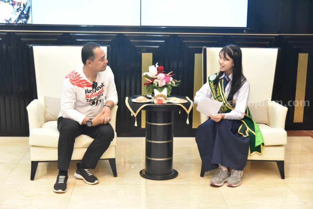 Reporter cilik dari Tunas Hijau saat mewawancarai Wali Kota Surabaya Eri Cahyadi di ruang kerjanya