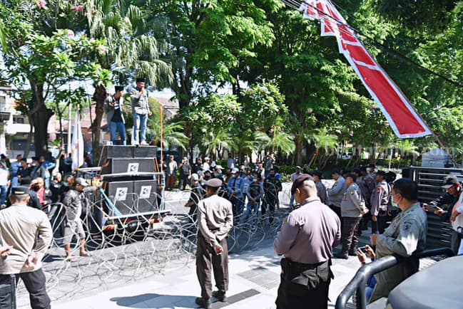 Aliansi Madura Indonesia (AMI) saat demonstrasi di depan Kantor Satpol PP Surabaya, Senin (31/7/2023) pagi.