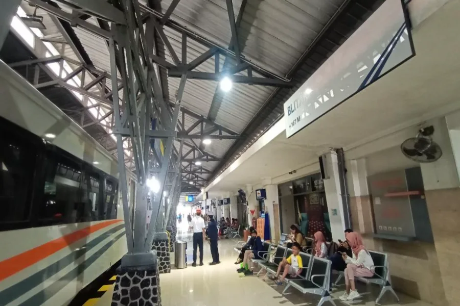Imbas Kecelakaan di Semarang, 3 Rangkaian KA Terlambat Tiba di Stasiun Blitar Stasiun Bligtar