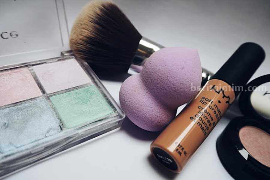 Ilustrasi menggunakan make up. (Sumber foto: Beata Dudova, Pexels)