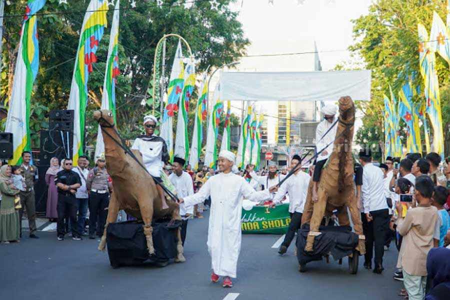 Lamongan Muharram Festival, 26 Lembaga Pendidikan Suguhkan Pawai Ta’aruf Penuh Kreasi Lamongan Muharram Festival yang digelar Pemkab Lamongan saat menyambut pergantian tahun baru Islam 1445 H.