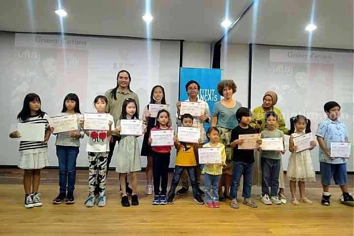 Peserta dari Lotus Art Courses menerima sertifikat penghargaan hasil lomba internasional, di Institut Francais Indonesia (IFI) Surabaya, Jumat (7/7/2023).