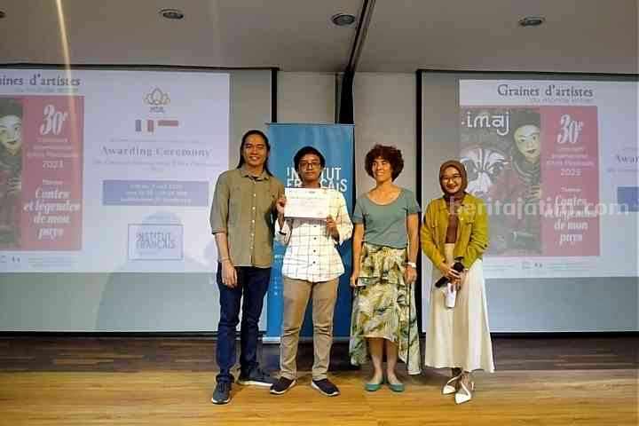 Juara Tingkat Kedua katagori usia 10-13 tahun, Anggoro Mulneo (dua dari kiri), menerima sertifikat penghargaan hasil lomba internasional, di Institut Francais Indonesia (IFI) Surabaya, Jumat (7/7/2023).