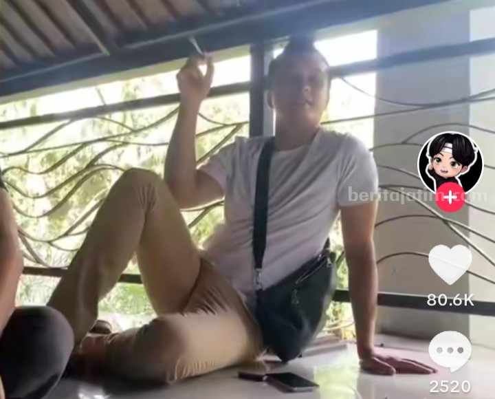 Viral Video Nicholas Saputra Nongkrong, Netizen: Kayak Abang-Abang Biasa ya Nicholas Saputra saat nongkrong santai. (Sumber foto: Tangkapan layar video TikTok @.2anggara)