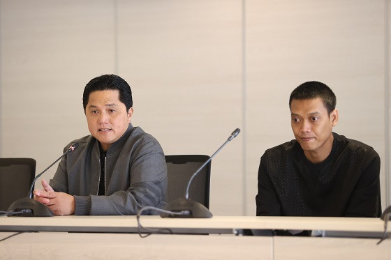 Kurnia Meiga (kanan) bersama Ketua Umum PSSI Erick Thohir dalam konferensi di Jakarta, Rabu (5/7/2023). (Foto: PSSI)