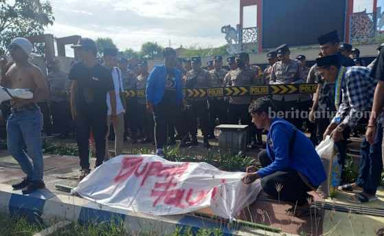 unjuk rasa PMII sumenep membawa 'keranda mayat' (foto: Temmy/ beritajatim.com)