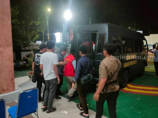 Dua Tersangka Kasus Dugaan Korupsi Pembangunan Gedung Dinkes Sumenep Ditahan Penahanan dua tersangka kasus dugaan korupsi pembangunan gedung Dinkes Sumenep