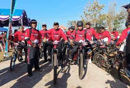 Ratusan biker gowes keliling Pulau Giliyang