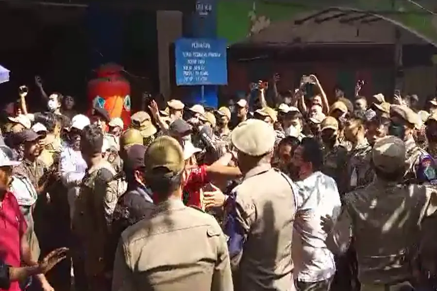 Penertiban Pedagang Timur Pasar Larangan Sidoarjo Ricuh Pedagang Larangan Ricuh