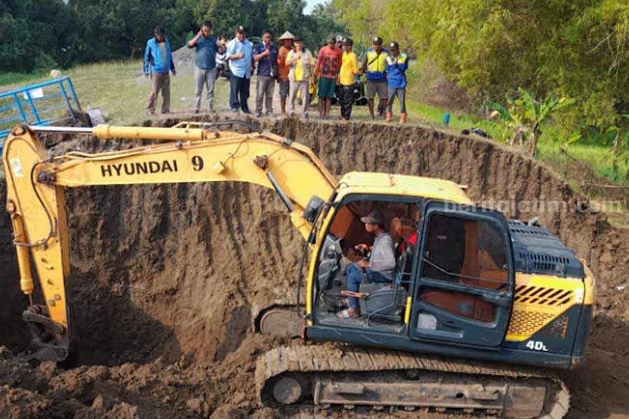 Pengerjaan gorong-gorong Sluis Palangan, Karangbinangun, Lamongan, oleh BBWS Bengawan Solo dan IP3A Tirto Rejo Bengawan Jero.