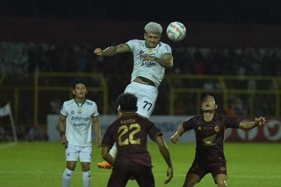 Setelah mendapatkan hasil minor di empat laga beruntun musim ini, Persib ingin menang di Kediri. (Foto: Persib)