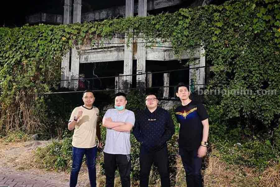 9 Tempat Paling Angker di Jawa Timur, Bisa Uji Nyali Malam 1 Suro Potren di depan Rumah Hantu Darmo. (IG @firza_valaza)