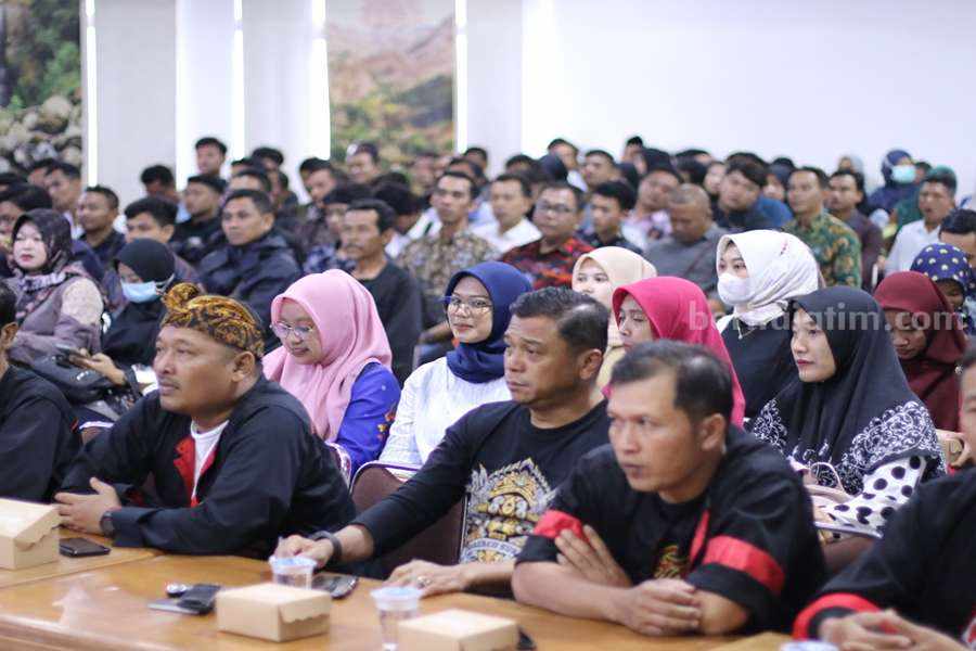 Ratusan peserta pengisian perangkat desa saat dikumpulkan di aula Bappeda beberapa waktu yang lalu. (Foto/Prokopim Ponorogo)