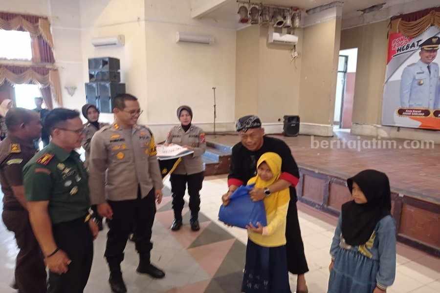 Salah satu anak yatim di Ponorogo diberikan bantuan uang dan sembako. (Foto/Istimewa)