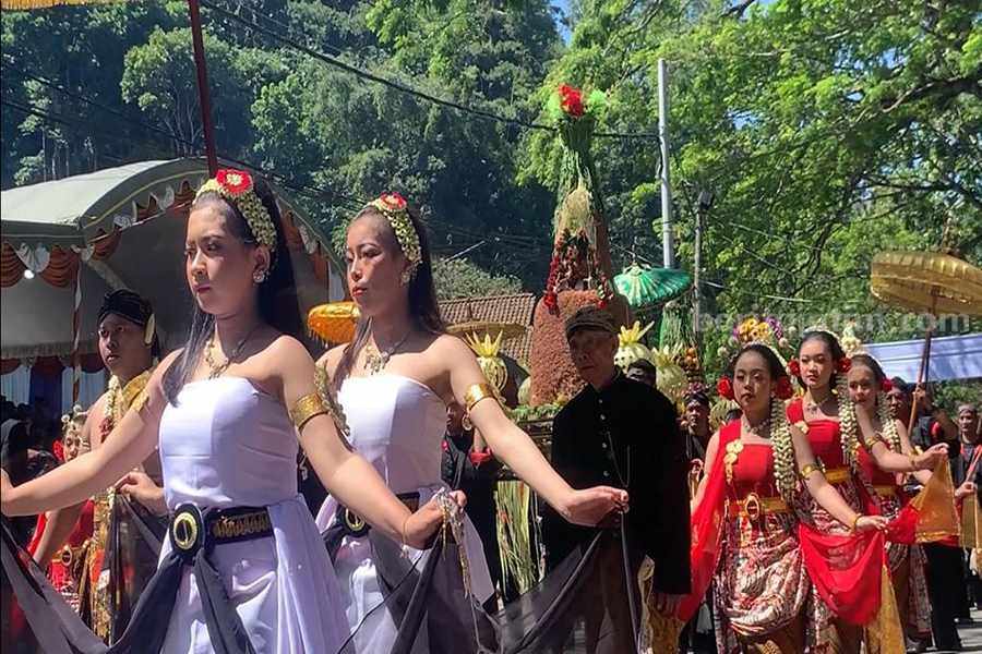 Larungan di Telaga Ngebel Ponorogo, Bentuk Wujud Rasa Syukur Ada prosesi tarian sebelum tumpeng hasil bumi dilarung ke tengah-tengah Telaga Ngebel. (Foto/Istimewa)