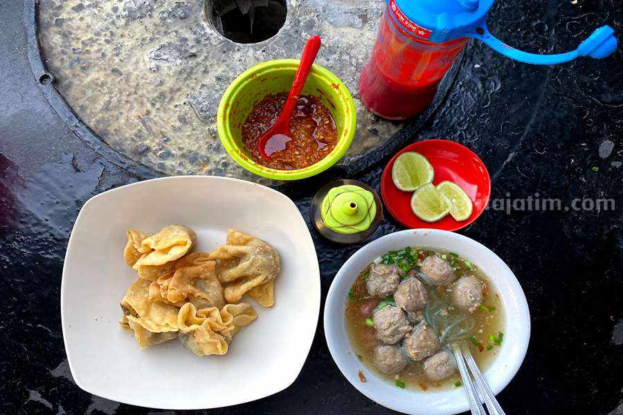 Gorengan dan Bakso Mas Roy. (Foto/Rohman Fajar for Beritajatim.com)