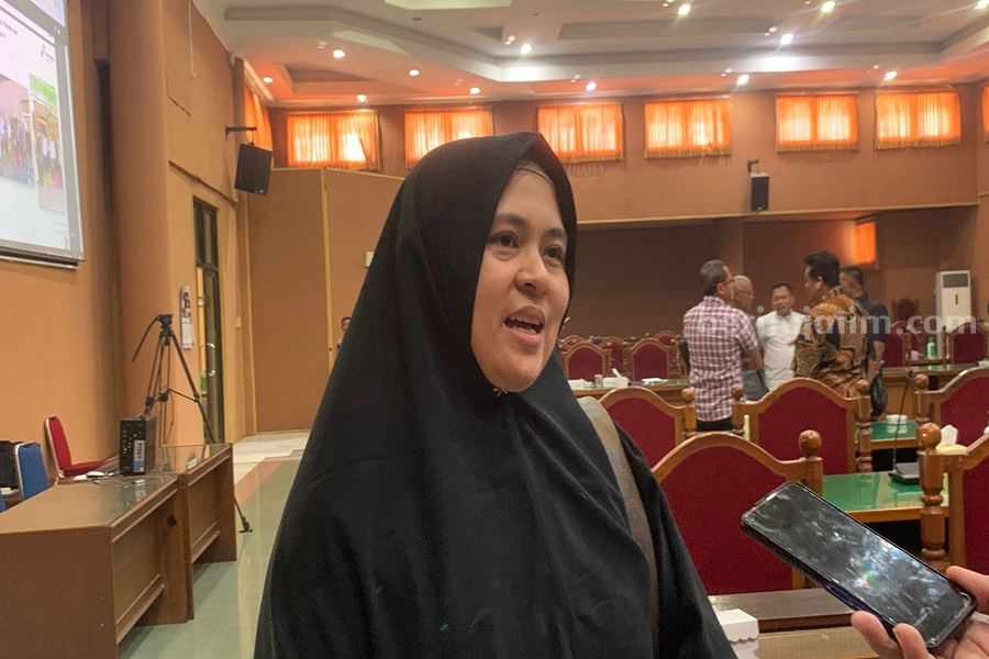 Emak-emak Curhat di DPRD Ponorogo, Nasi Tidak Matang Akibat Kehabisan Gas Elpiji 3 KG Emak-emak asal Perumda Kelurahan Keniten Ponorogo, Titik Palupi. (Foto/Istimewa)