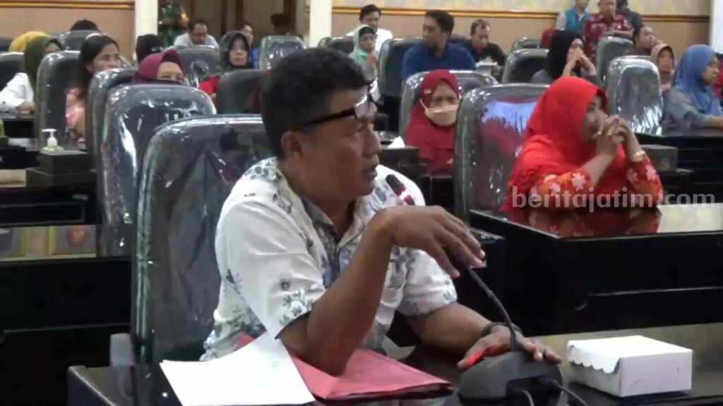 puluhan karyawan 2 pabrik rokok di Kota Blitar mengadu ke DPRD Kota Blitar