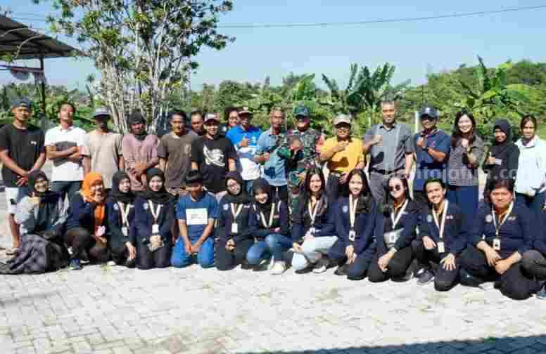 MMD UB Kelompok 237 membantu warga Desa Ngijo (Foto: Humas UB)