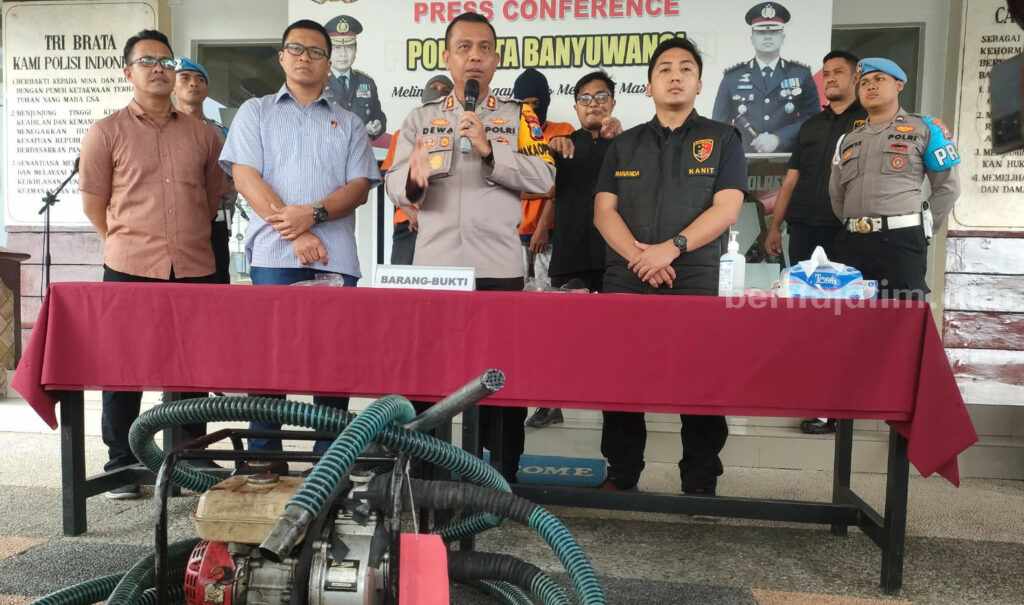 Polresta Banyuwangi menangkap dua orang tersangka kasus penimbunan BBM jenis solar bersubsidi.