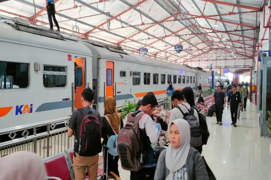 KA Brantas Tabrak Truk di Semarang Telah Tiba di Stasiun Blitar Stasiun KA Madiun
