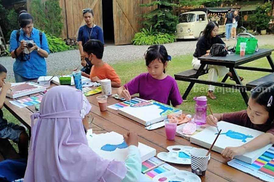 Suasana workshop atau pelatihan menggambar yang diadakan Lotus Art Courses, di Rustic Market Surabaya, Minggu (30/7/2023). (Foto: Fitri Yuliani/beritajatim.com)