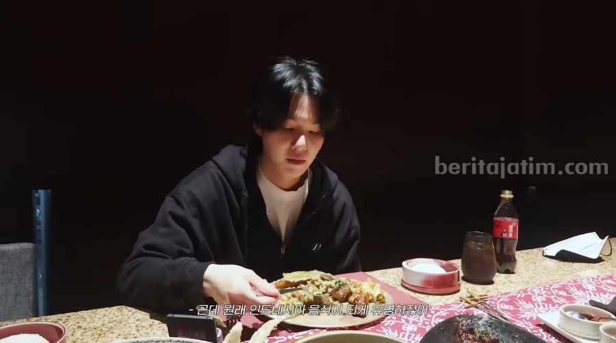 Suga BTS sedang menikmati makanan. (Sumber foto: Tangkapan Layar YouTube/BANGTANTV)