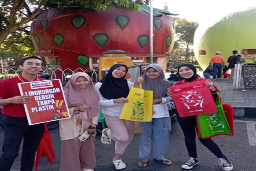 Alfamart Bagi-bagi Tas Go Green di Alun-alun Kota Batu Tas Go Green