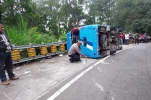 Polisi saat melakukan olah TKP di lokasi tergulingnya Elf wisata di tikungan roller barrier Jalan Tembus masuk Kelurahan Sarangan, Kecamatan Plaosan, Magetan, Jawa Timur, Rabu (5/7/2023) pukul 11.30 Wib. Polisi saat melakukan olah TKP di lokasi tergulingnya Elf wisata di tikungan roller barrier Jalan Tembus masuk Kelurahan Sarangan, Kecamatan Plaosan, Magetan, Jawa Timur, Rabu (5/7/2023) pukul 11.30 Wib.