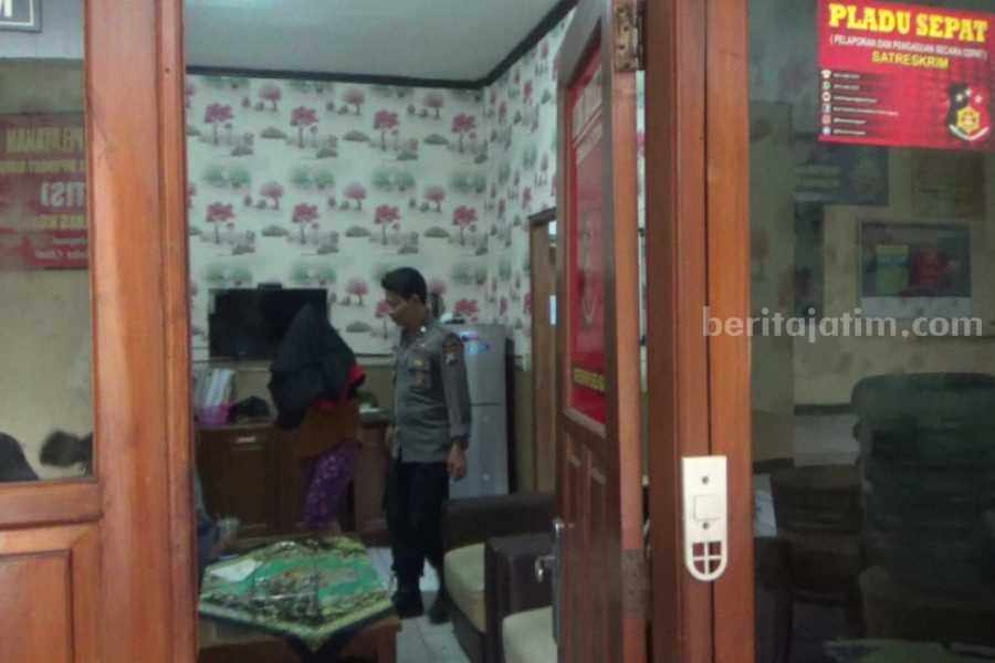 Polisi saat memeriksa AN, si penemu bayi yang merupakan ibu bayi sendiri di Polres Ngawi, Jawa Timur, Sabtu (8/7/2023)