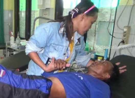 Syafi, pria di Ngawi yang curi uang tetangga hingga diamuk massa, saat menjalani perawatan di Puskesmas Bringin, Kamis (13/7/2023)