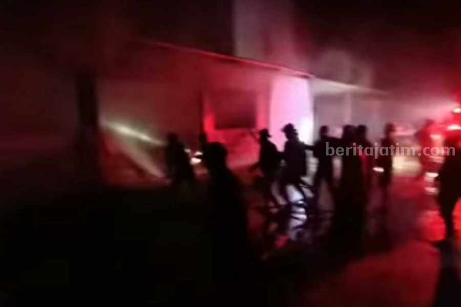 Penggilingan Padi Ngawi Terbakar, 20 Ton Gabah Ludes Petugas Damkar Ngawi saat mencoba memadamkan api yang membakar gabah di penggilingan padi Desa Banyubiru, Widodaren, Ngawi, Jawa Timur, Kamis (13/7/2023) pukul 18.28 WIB