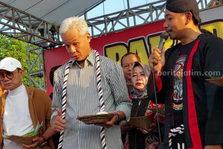 Ganjar Pranowo saat melaunching menu tradisional khas Ngawi sambel welut di Kepatihan Ngawi, Jawa Timur, Minggu (16/7/2023)