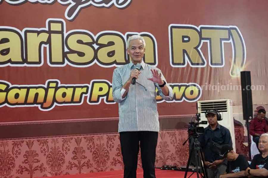 Ganjar Pranowo saat memberikan sambutan dalam Temu Kangen Barisan RT (Baret) di Gedung Olah Raga (GOR) Bung Hatta di Jalan Ir Soekarno atau Ring Road Ngawi, masuk Desa Klitik, Kecamatan Geneng, Kabupaten Ngawi, Jawa Timur, Minggu (16/7/2023)