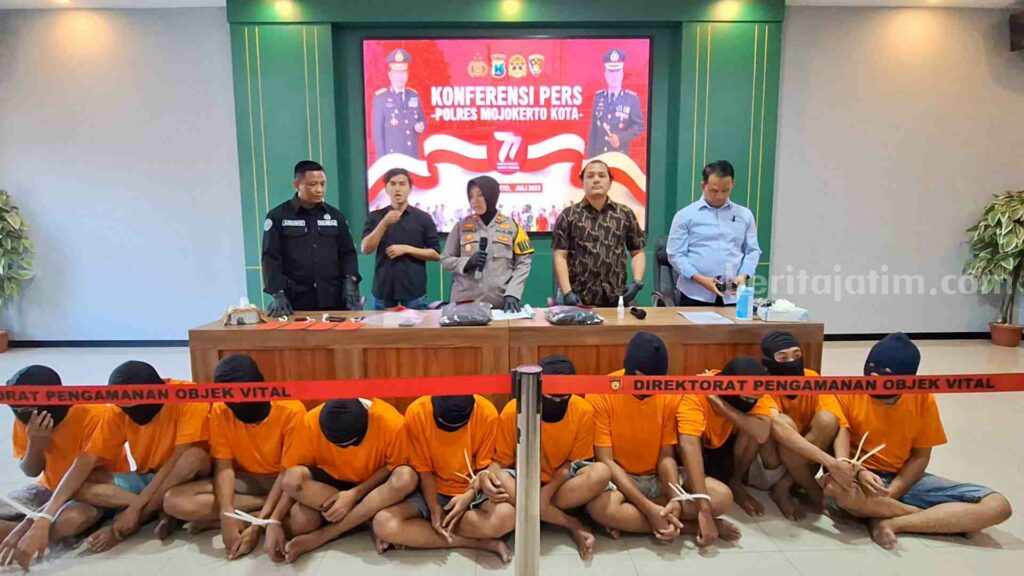 Waka Polresta Mojokerto Kompol Yuli Candra Dewi didampingi Kasat Reskrim Polresta Mojokerto AKP Bambang Tri Sutrisno saat merilis kasus pengeroyokan dengan pencurian di Aula Rupatama Polresta Mojokerto. [Foto : Misti/beritajatim.com]