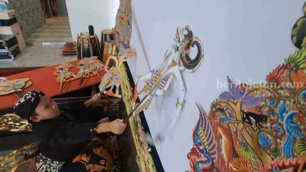 Sarijo saat memainkan wayang di ruang tamu rumahnya di Dusun Talunsudo, Desa Gunungan, Kecamatan Dawarblandong, Kabupaten Mojokerto. [Foto : ist]
