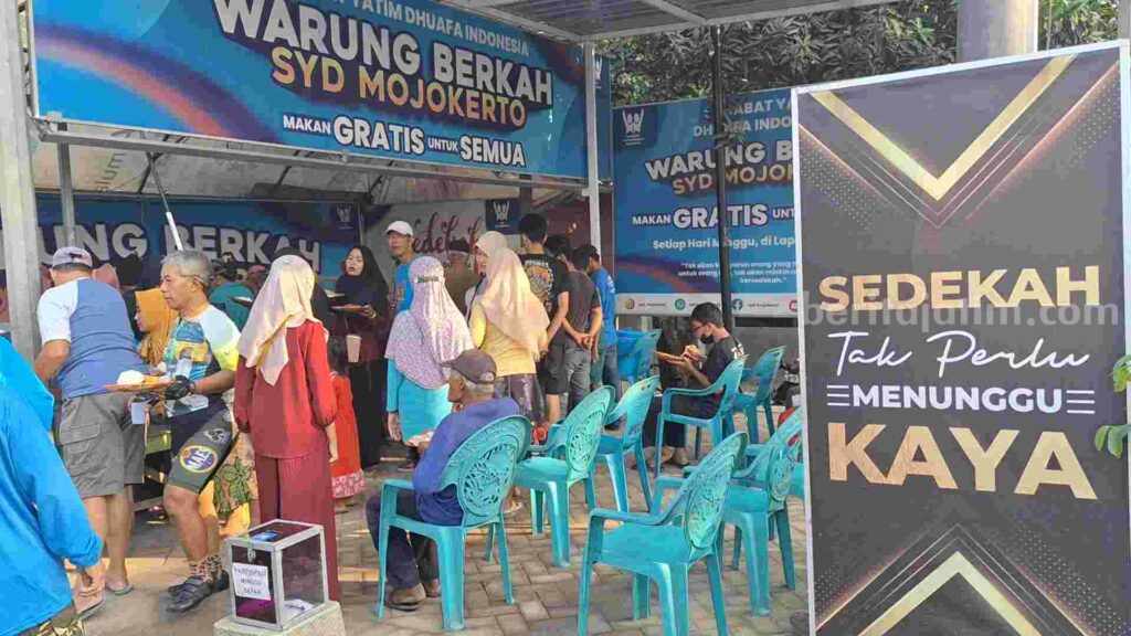 Warung Berkah yang digelar SYD Mojokerto di Lapangan Desa Canggu, Kecamatan Jetis, Kabupaten Mojokerto. [Foto: Misti/beritajatim.com]